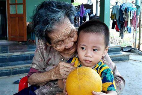 Ong-ba-noi-ngoai-co-duoc-nhan-chau-lam-con-nuoi-hay-khong
