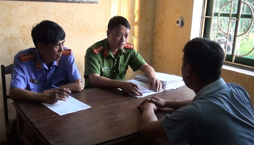 hoi-cung-bi-can-duoi-18-tuoi-bo-me-bi-can-phai-co-mat-khong